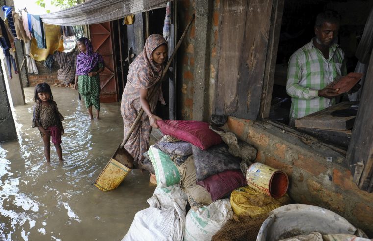 El agua retrocede lentamente en el noreste de Bangladesh, afectado por las inundaciones