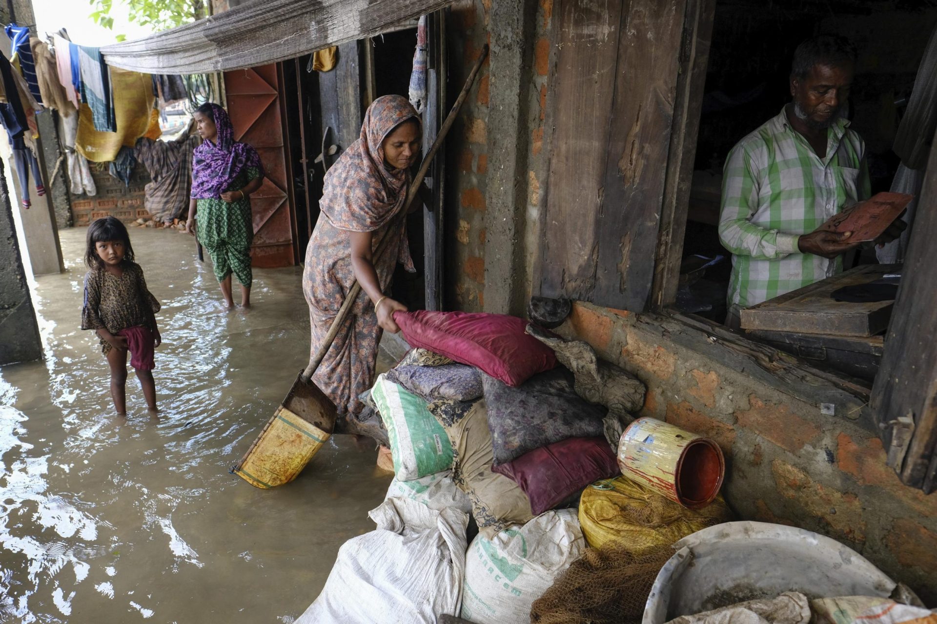 El agua retrocede lentamente en el noreste de Bangladesh, afectado por las inundaciones