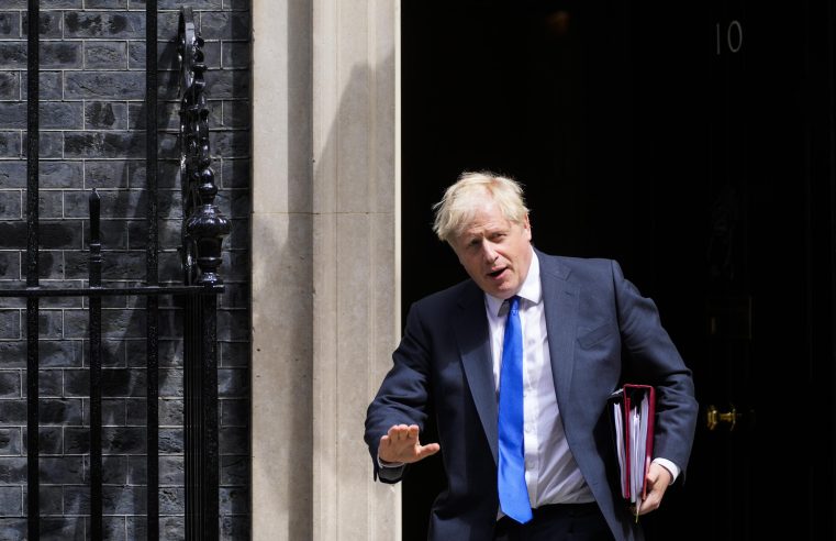 El británico Boris Johnson lucha por mantenerse como primer ministro en medio de una revuelta