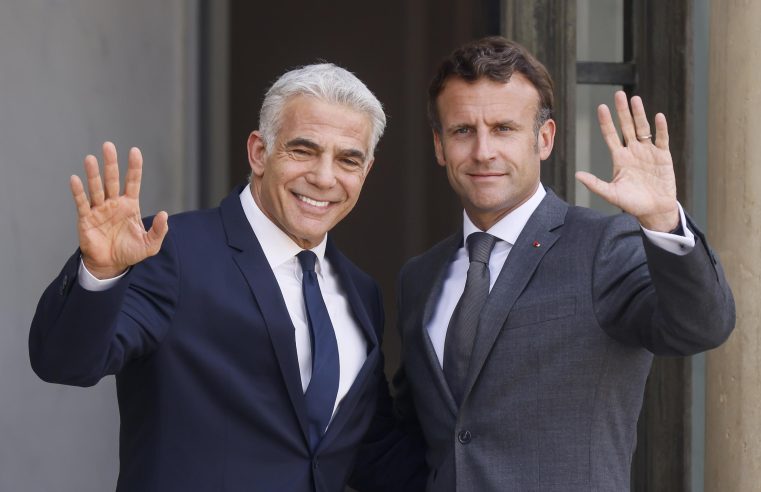 El israelí Lapid se reúne con Macron en París en su primer viaje como primer ministro