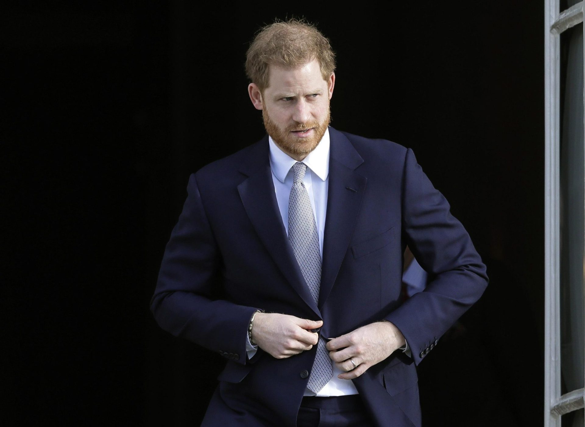 El juez dice que el príncipe Harry puede demandar al gobierno británico por el plan de seguridad