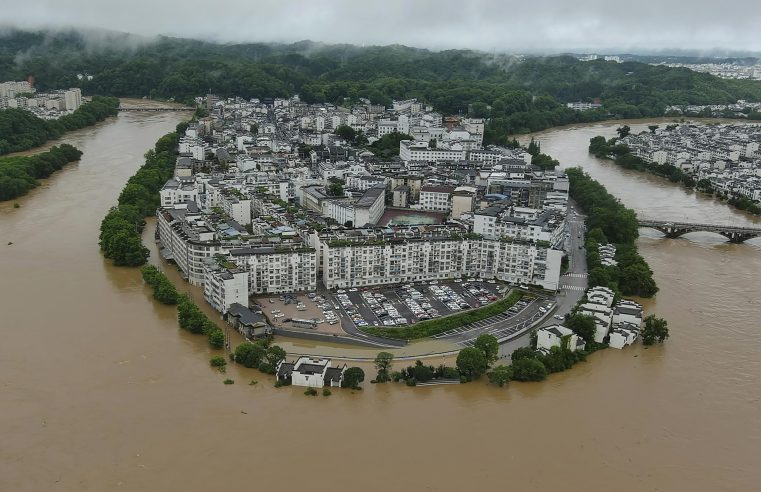 Fuertes inundaciones y desprendimientos de tierra destruyen edificios y carreteras en China