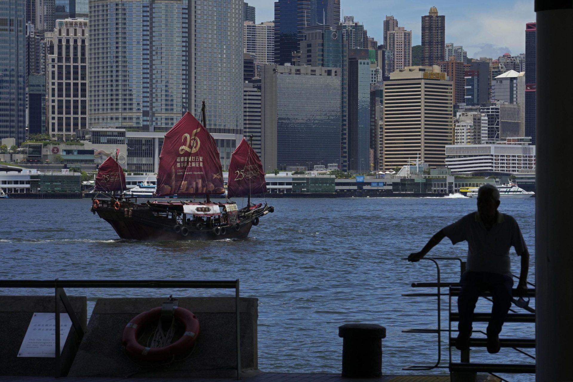Hong Kong pule los lazos con China mientras se desvanece el centro mundial