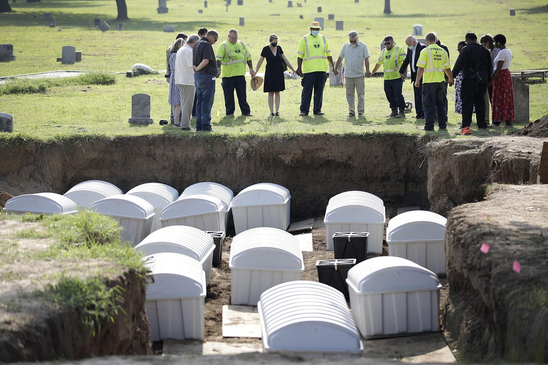Investigador: El ADN podría identificar a 2 víctimas de la masacre de Tulsa