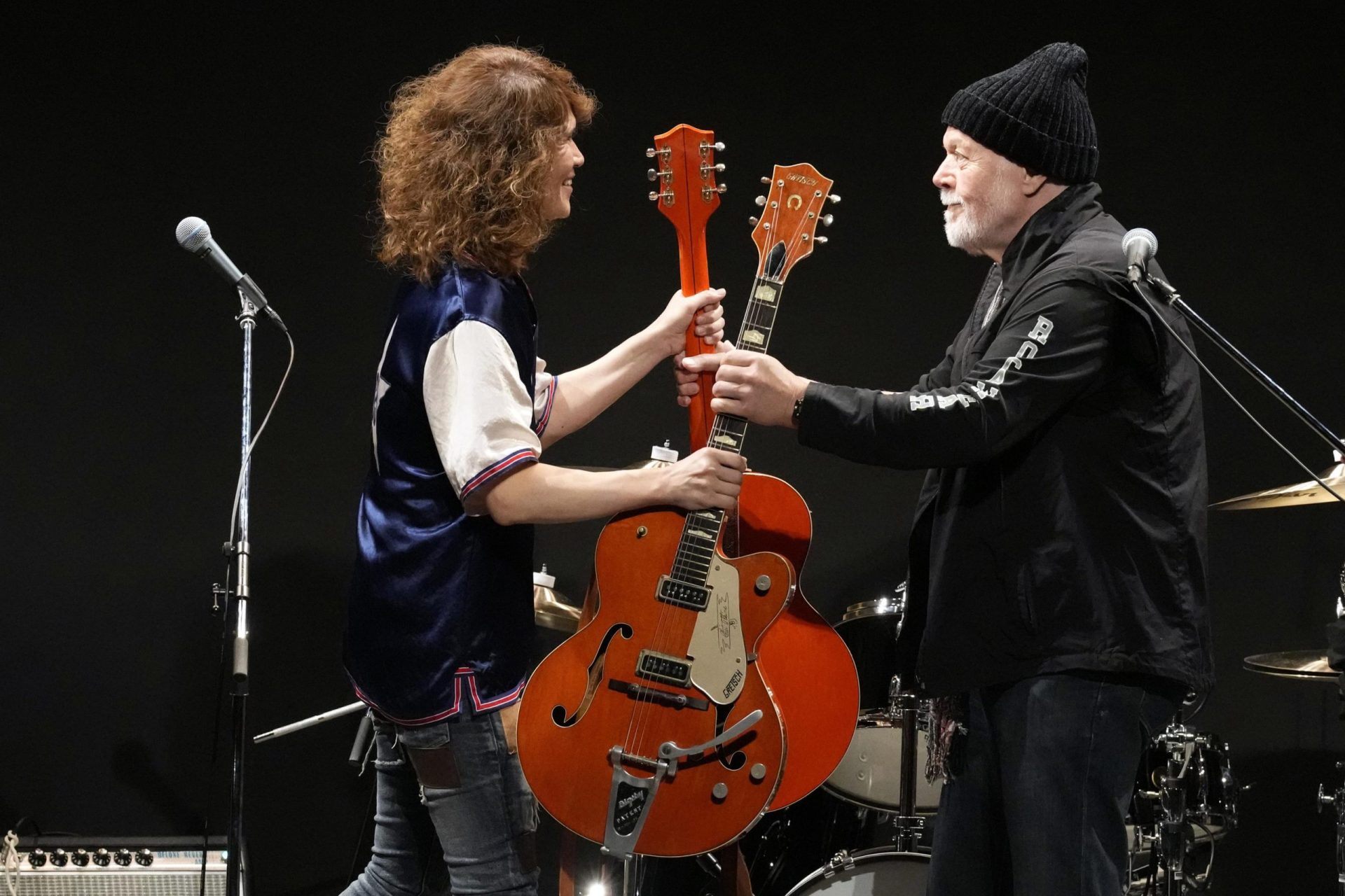 La estrella del rock Randy Bachman se reencuentra con su querida guitarra robada
