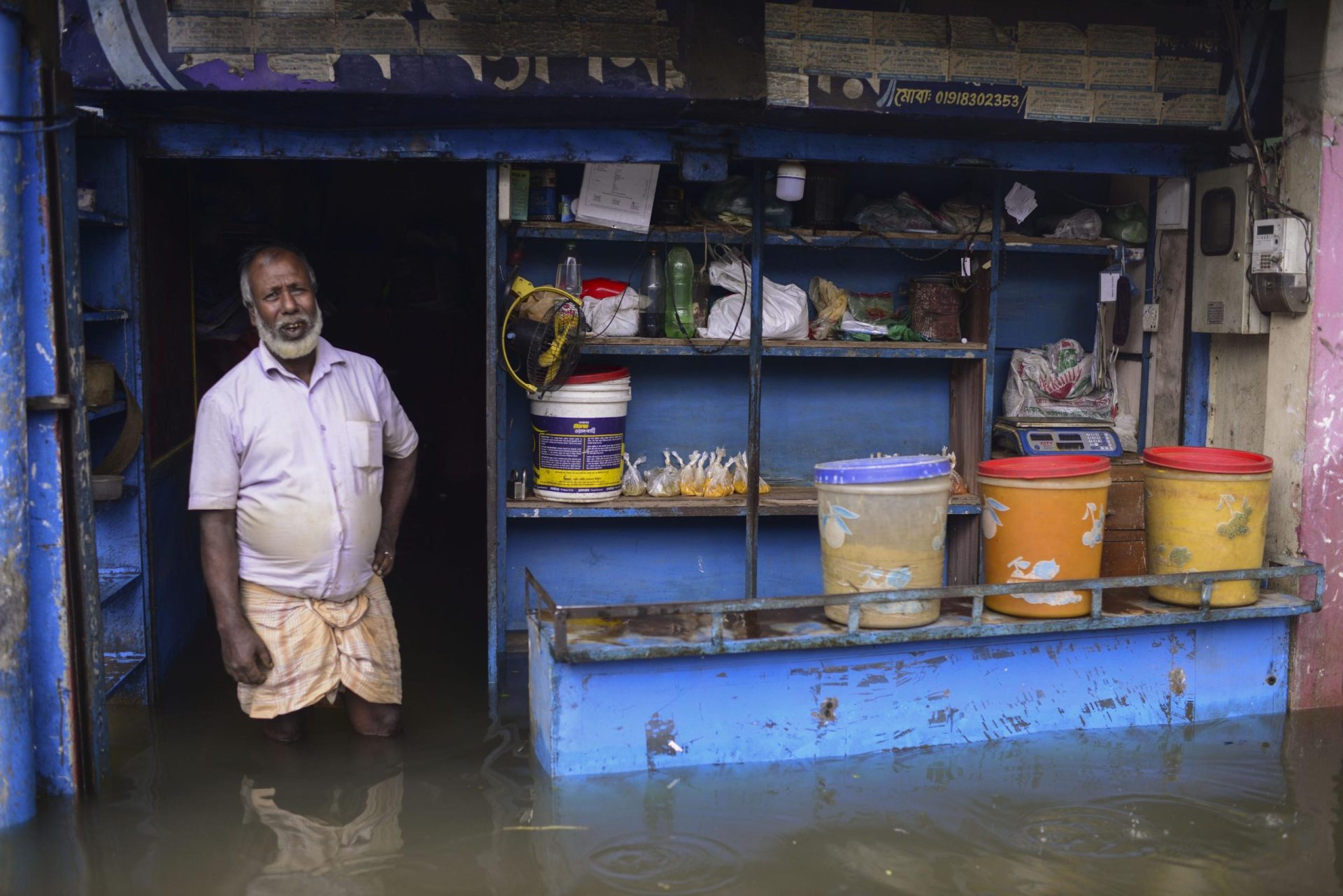Las autoridades intentan entregar ayuda a las aldeas inundadas del sur de Asia