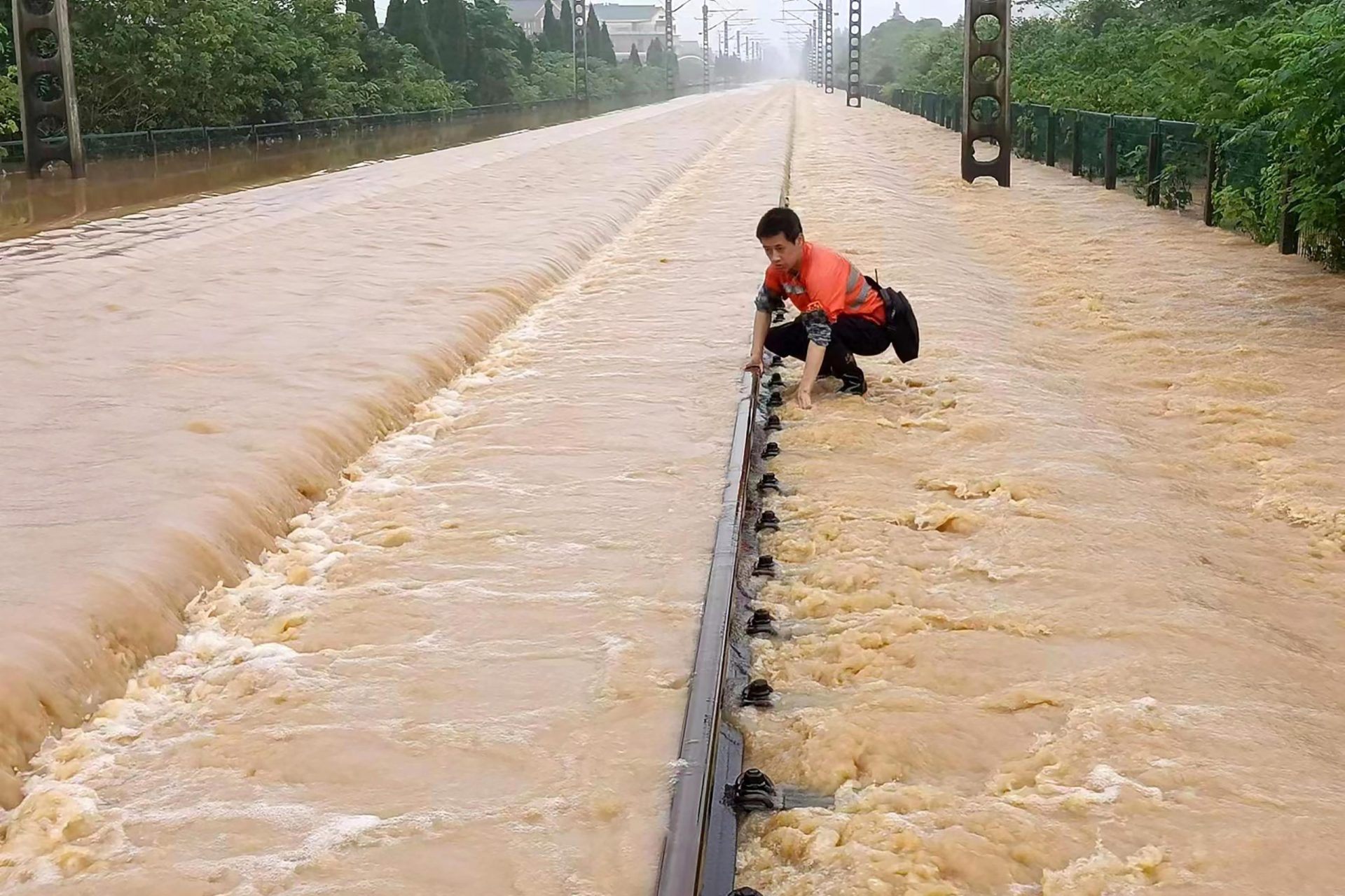 Las inundaciones del sur de China obligan a evacuar a decenas de miles de personas