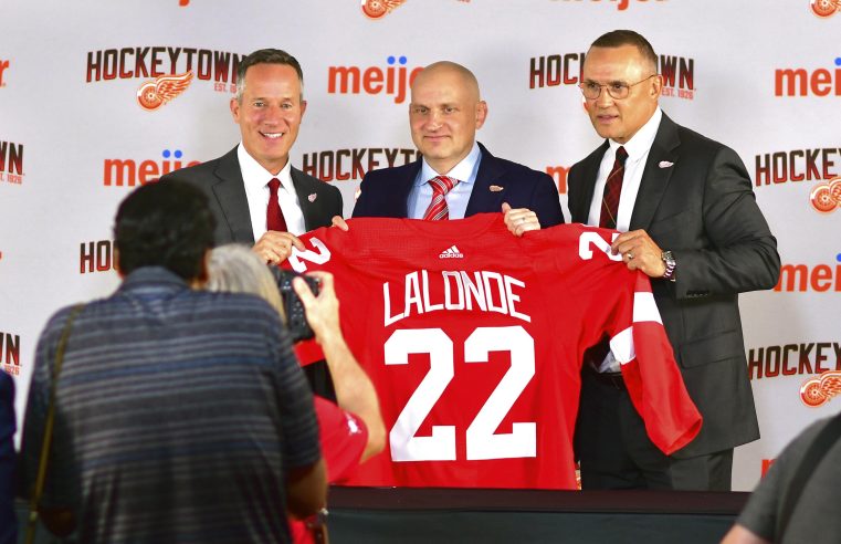 Los Red Wings buscan la relevancia con movimientos en la agencia libre de la NHL