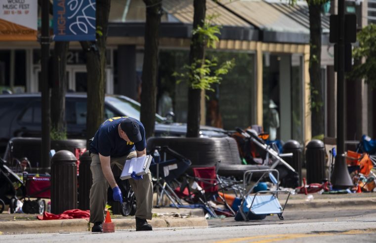 Los padres de un niño de 2 años fueron encontrados solos en un desfile disparando entre muertos