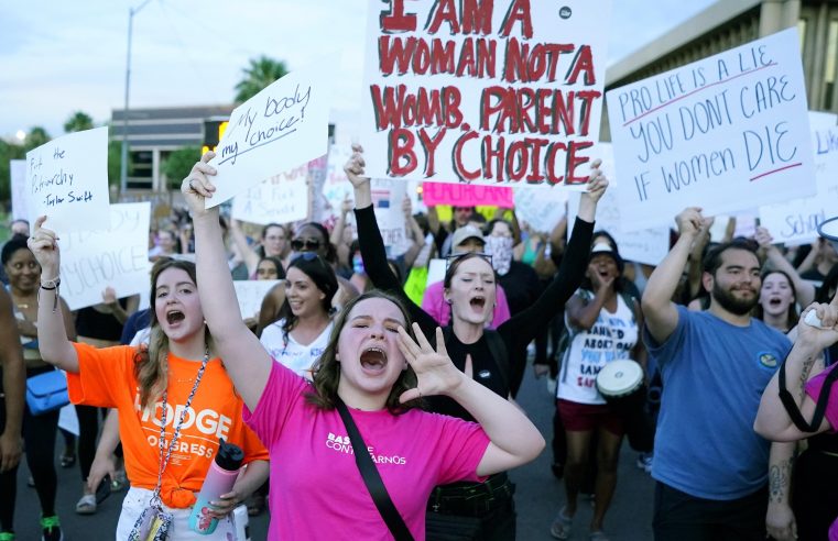 Los proveedores de aborto de Arizona detienen los procedimientos después del fallo de Roe