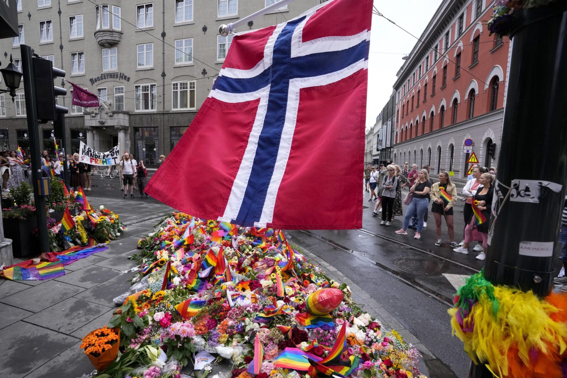 Noruega: El sospechoso del ataque mortal del Orgullo encarcelado, se niega a hablar