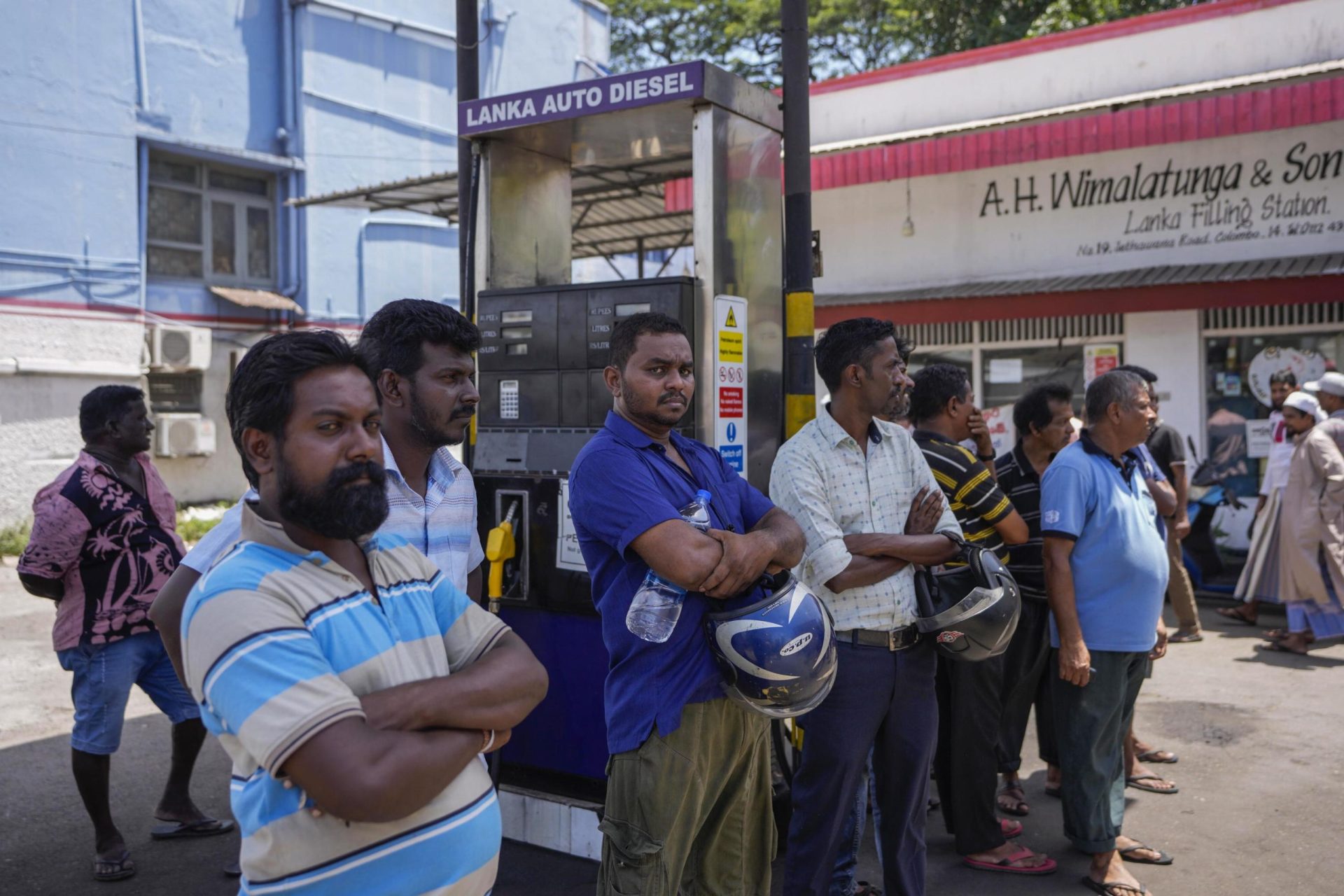 Sri Lanka envía 2 ministros a Rusia por petróleo en medio de crisis