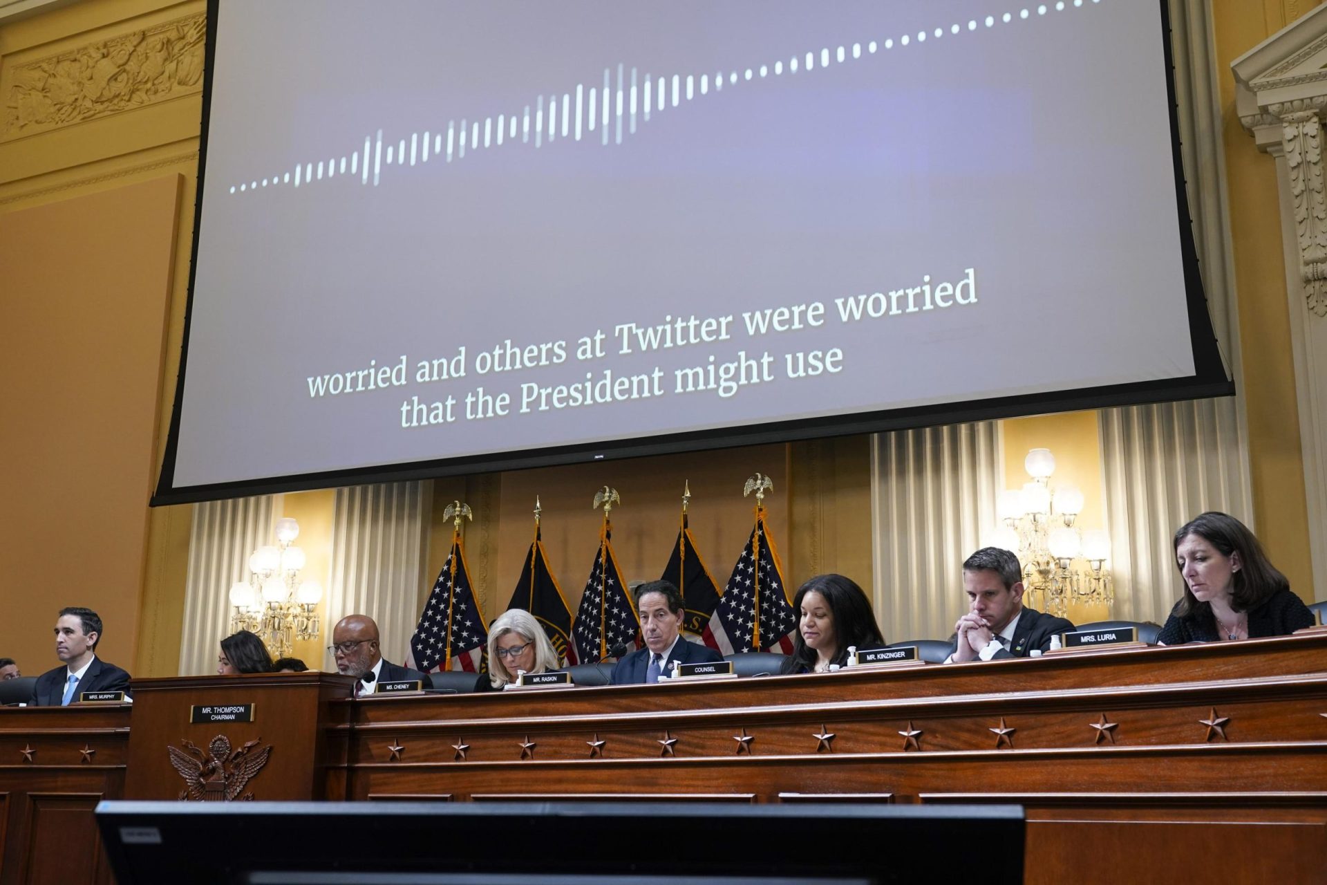 Un trabajador de Twitter dice que intentó dar la alarma sobre los tuits de Trump