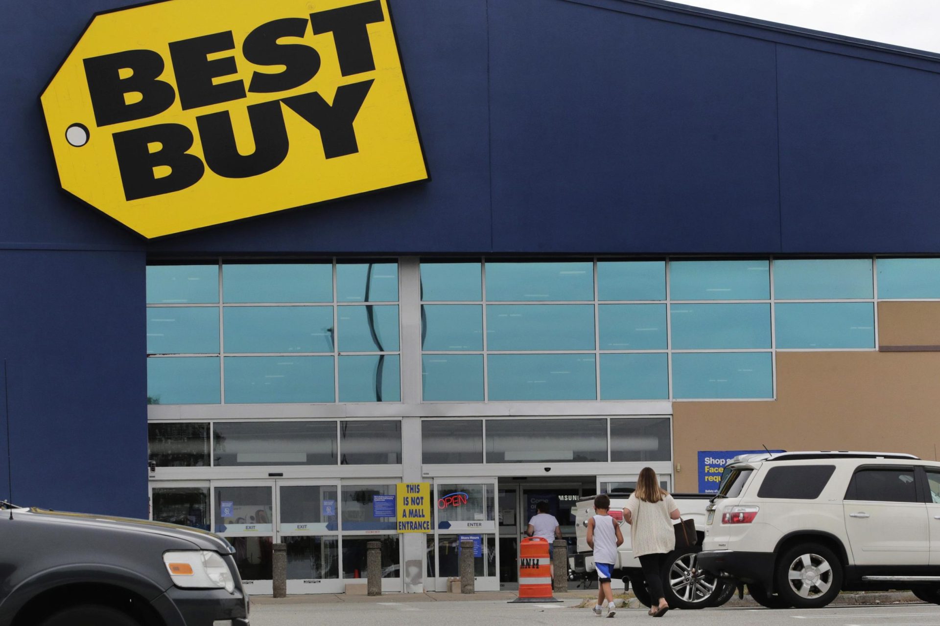 Best Buy recorta su previsión de ventas porque la inflación atempera el gasto