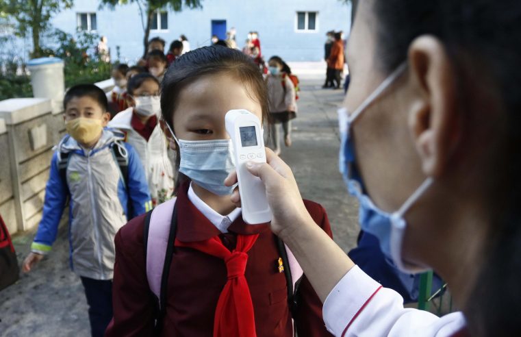 Corea del Norte afirma que no hay nuevos casos de fiebre en medio de dudas sobre los datos de COVID