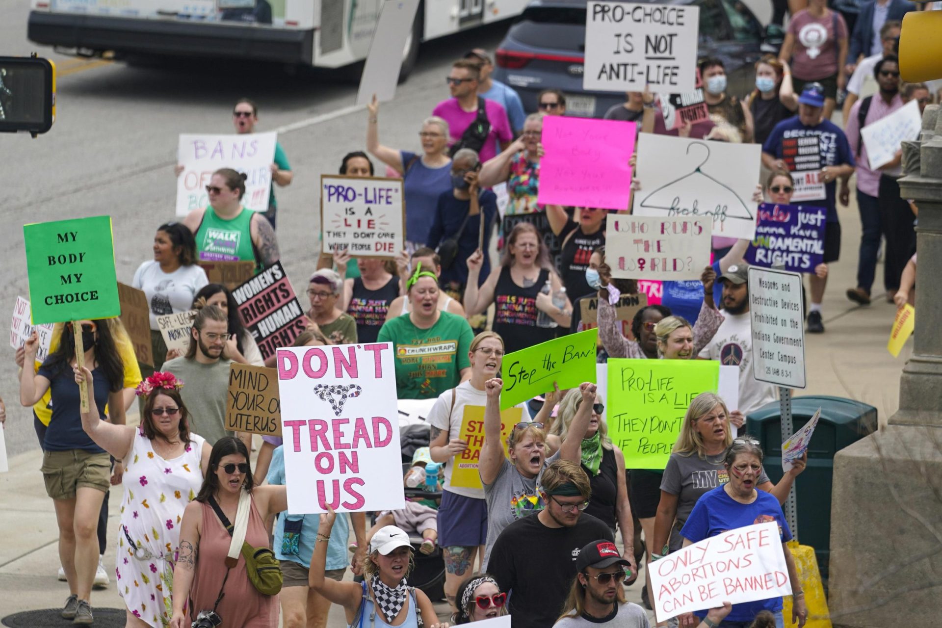 El debate sobre el aborto en Indiana atrae multitudes de protesta, vicepresidente
