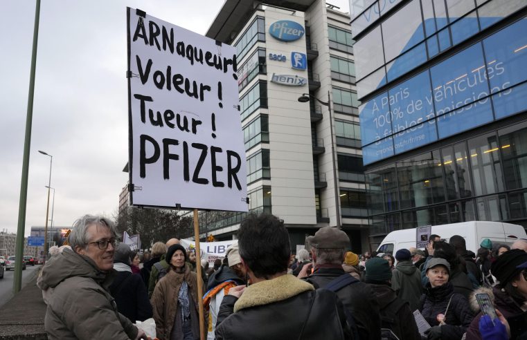 El grupo antivacunas en Europa prospera en línea, frustra el esfuerzo tecnológico