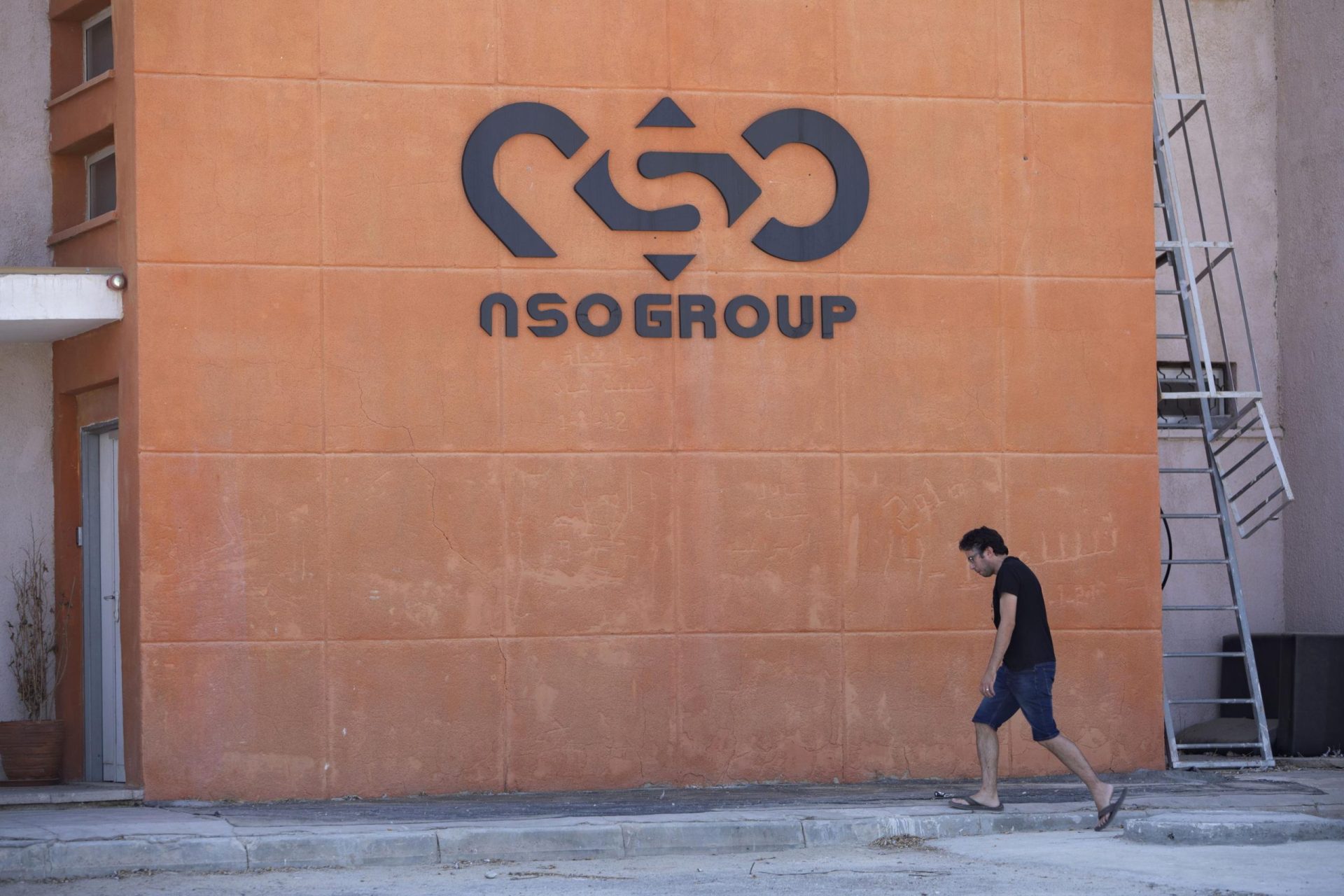 El jefe de NSO dimite mientras la empresa israelí de software espía se reestructura