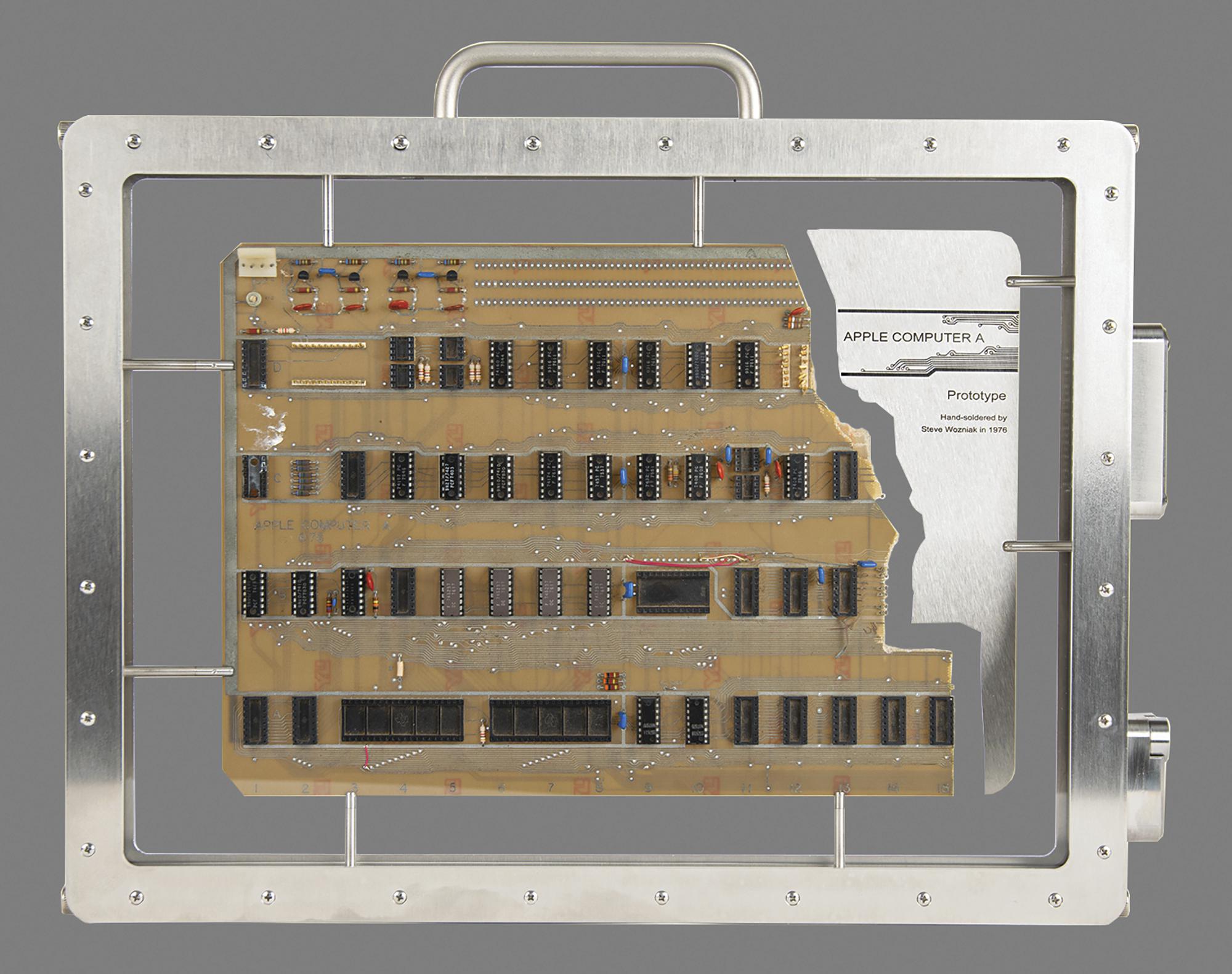 El prototipo de ordenador Apple-1 de Jobs se subasta por casi 700.000 dólares