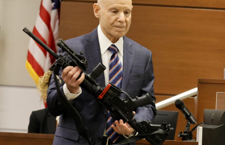 El rifle AR-15 del tirador de la escuela de Florida se muestra a sus jurados