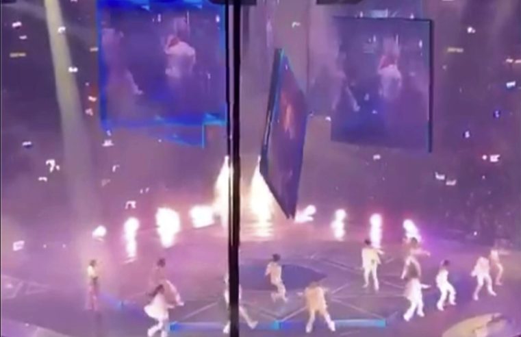 La caída de una pantalla golpea a 2 bailarines en el escenario en un concierto en Hong Kong
