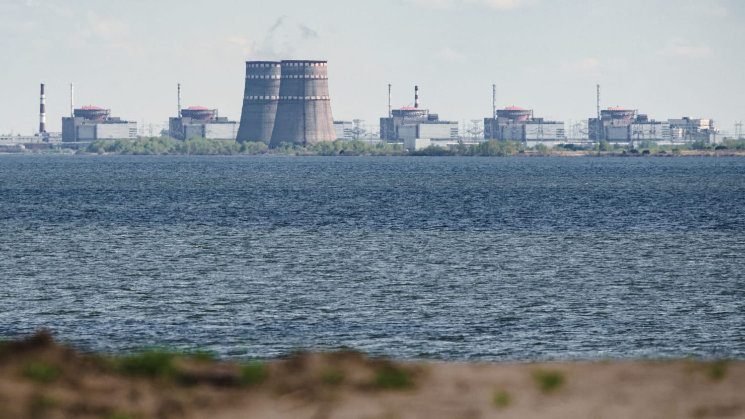 La central nuclear ucraniana asediada se queda sin energía por primera vez, advierte la agencia estatal