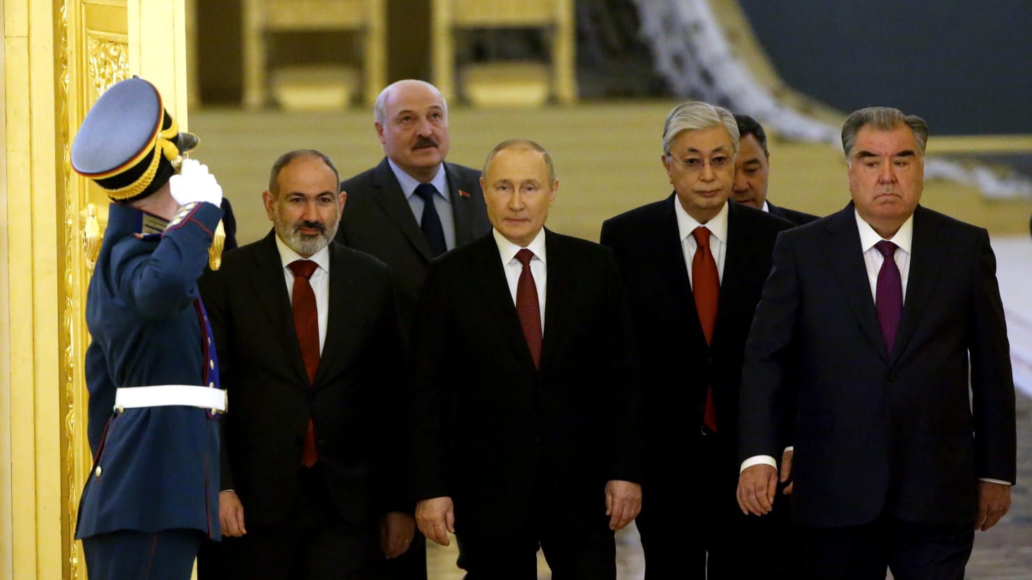 Los amigos ‘leales’ de Putin organizan una cita con su enemigo número 1
