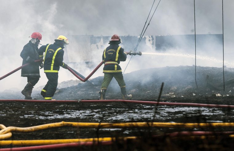 Los bomberos sofocan un incendio mortal en una instalación petrolera clave en Cuba