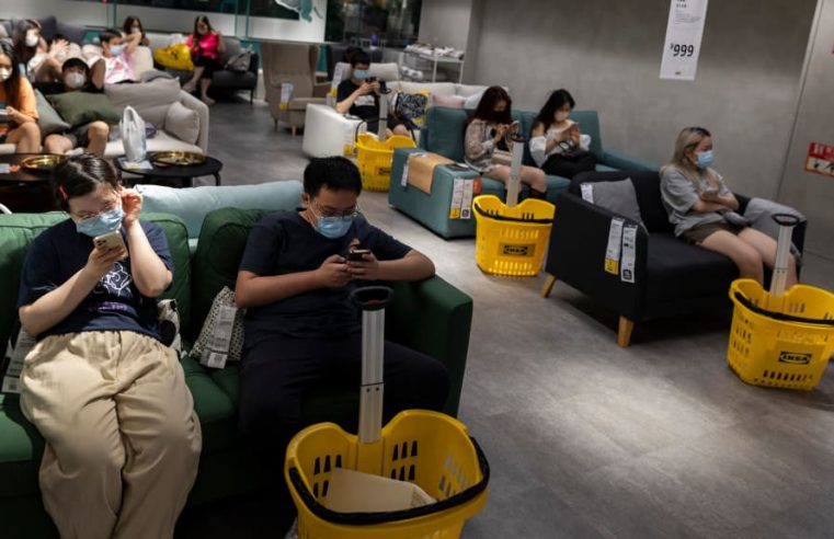 Los compradores de Ikea corren por sus vidas después de que se ordene el cierre de la tienda en Shanghai