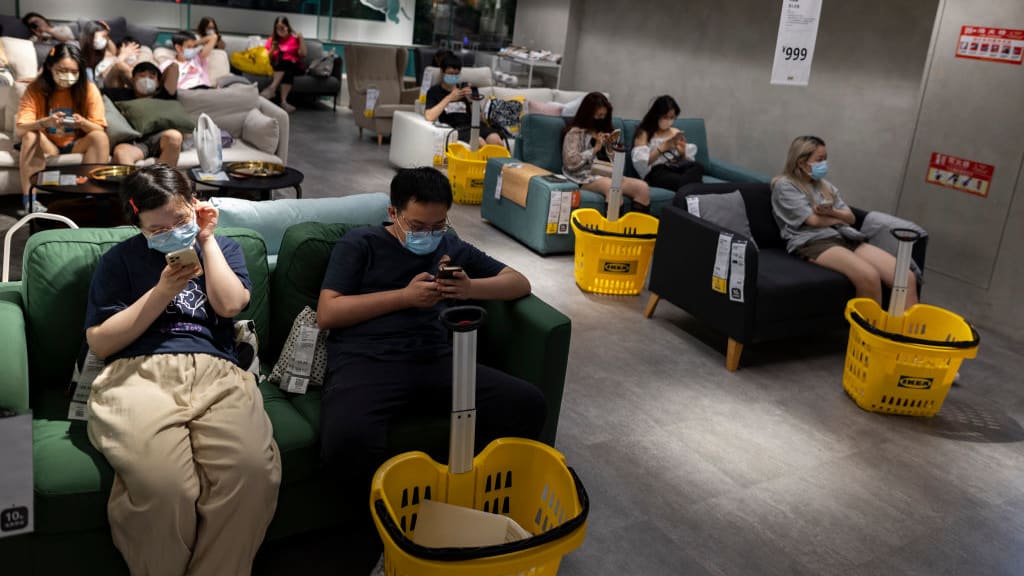 Los compradores de Ikea corren por sus vidas después de que se ordene el cierre de la tienda en Shanghai