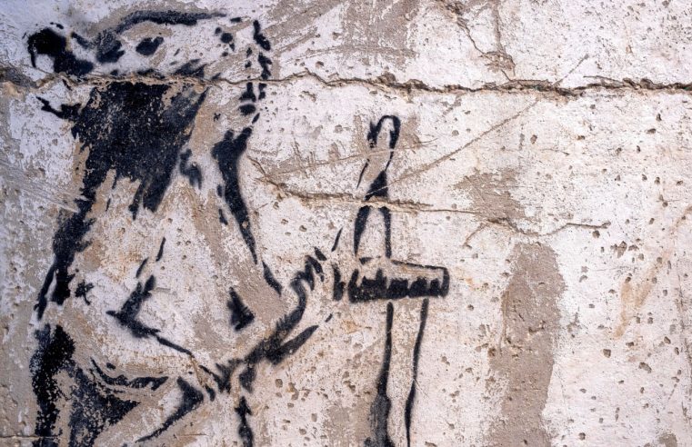 Los palestinos afirman que el cuadro de Banksy arrancado del muro de Cisjordania fue robado tras aparecer en Israel