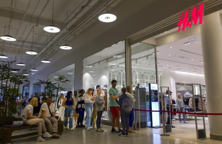 Los rusos compran los últimos productos de H&M e IKEA mientras se cierran las tiendas