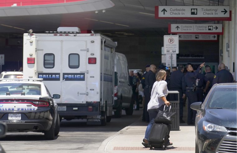 Policía: Una mujer abrió fuego en el aeropuerto de Dallas; un policía le disparó