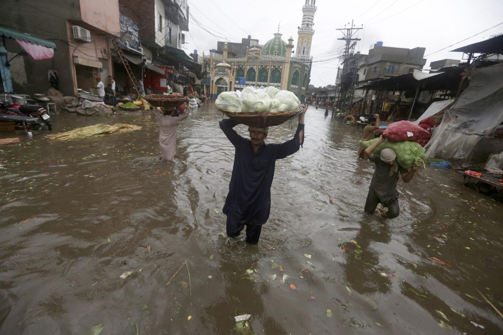 Se eleva a 282 el número de muertos por las lluvias de varias semanas en Pakistán