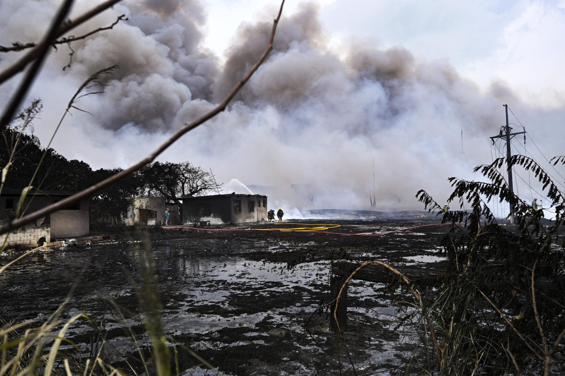 Un voraz incendio consume el cuarto tanque en una instalación de almacenamiento de petróleo en Cuba