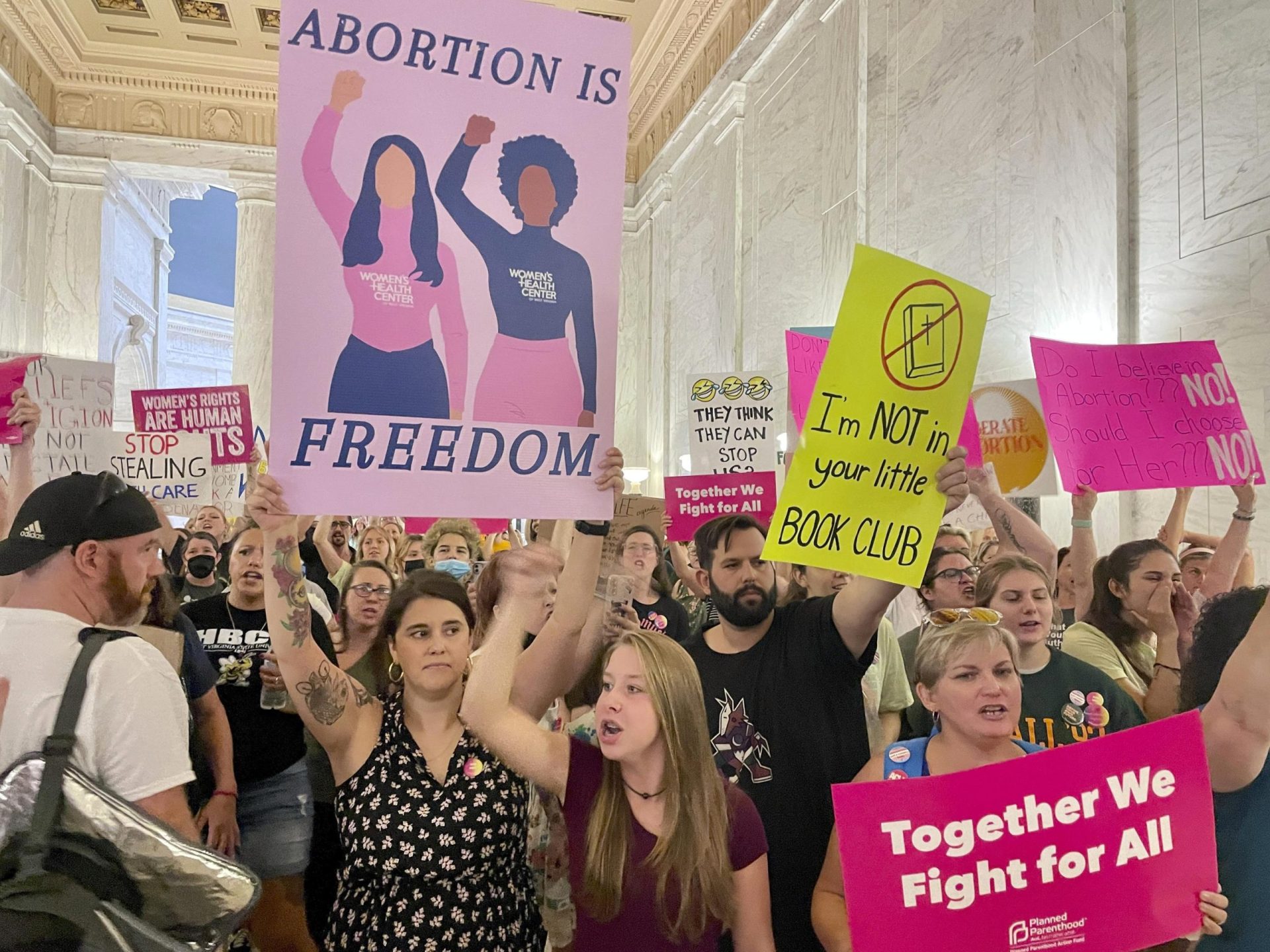 WVa retrasa la oportunidad de aprobar el primer nuevo proyecto de ley desde la decisión sobre el aborto