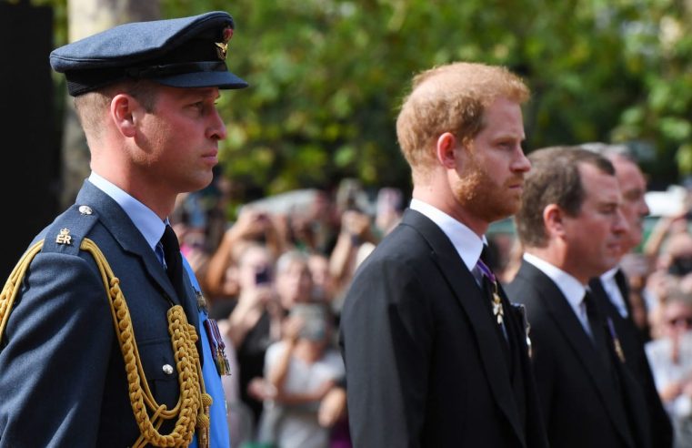 Guillermo y Harry caminan unidos tras el féretro de la reina, 25 años y ocho días después del funeral de Diana