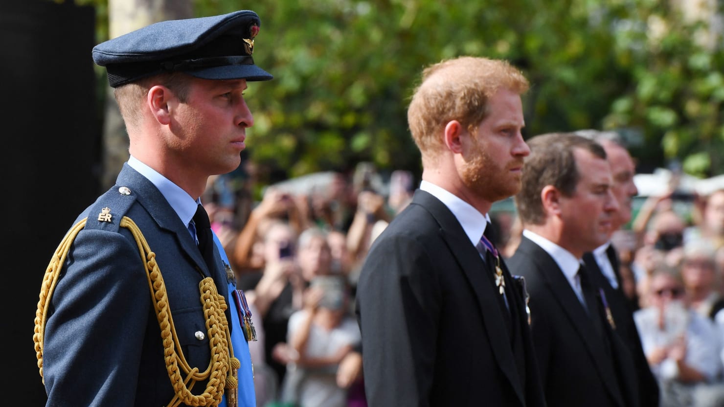 Guillermo y Harry caminan unidos tras el féretro de la reina, 25 años y ocho días después del funeral de Diana