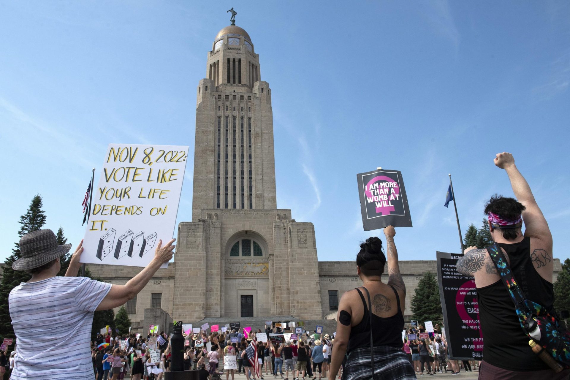 Acusan a mujer de Nebraska de ayudar a su hija a abortar