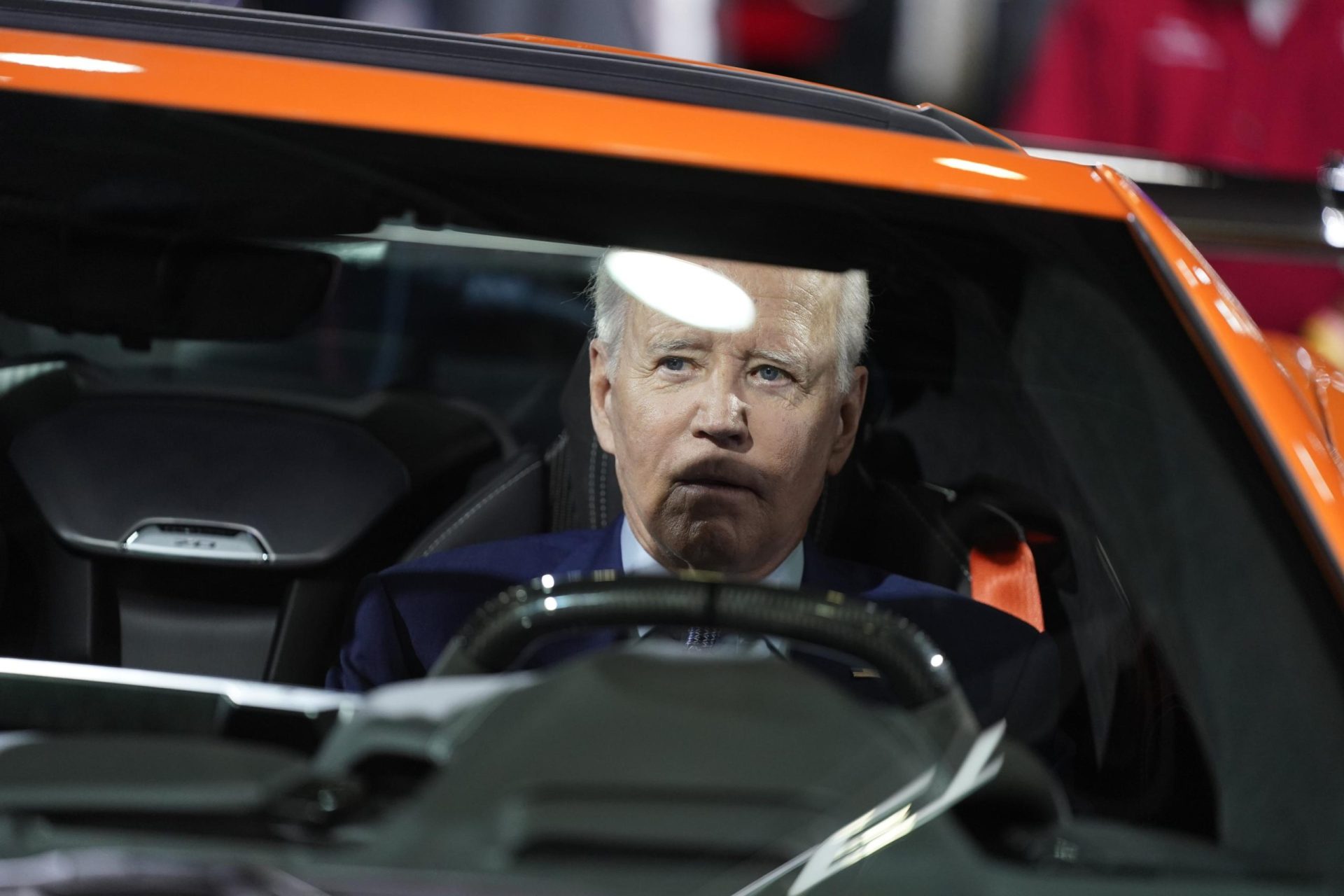 Biden, el ‘chico de los autos’, promociona los vehículos eléctricos en el salón del automóvil de Detroit