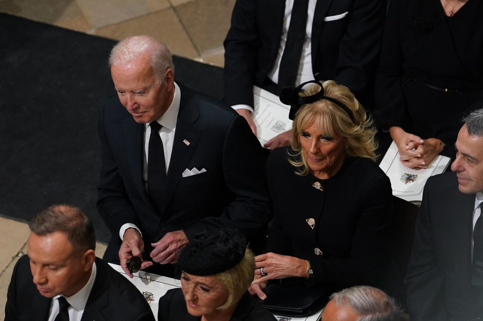 Biden, otros VIP se esconden mientras el centro de atención permanece en la difunta Reina