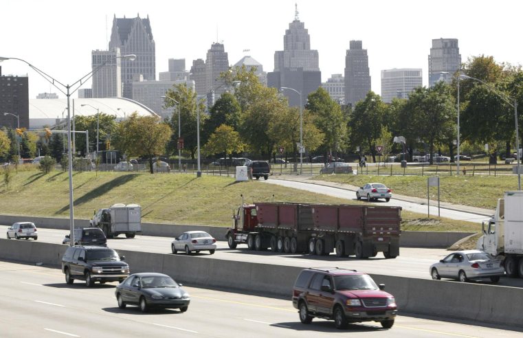 Buttigieg otorga una subvención para derribar la divisiva carretera de Detroit