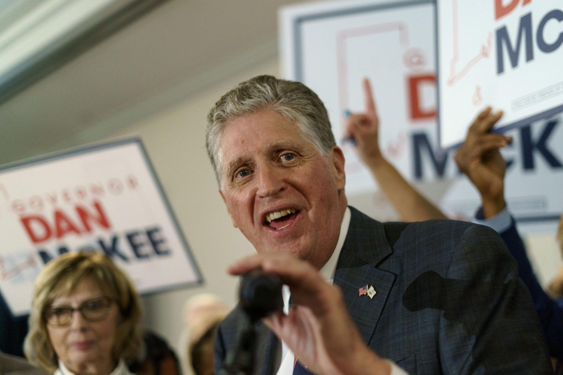 El gobernador de Rhode Island, McKee, gana por poco las primarias demócratas