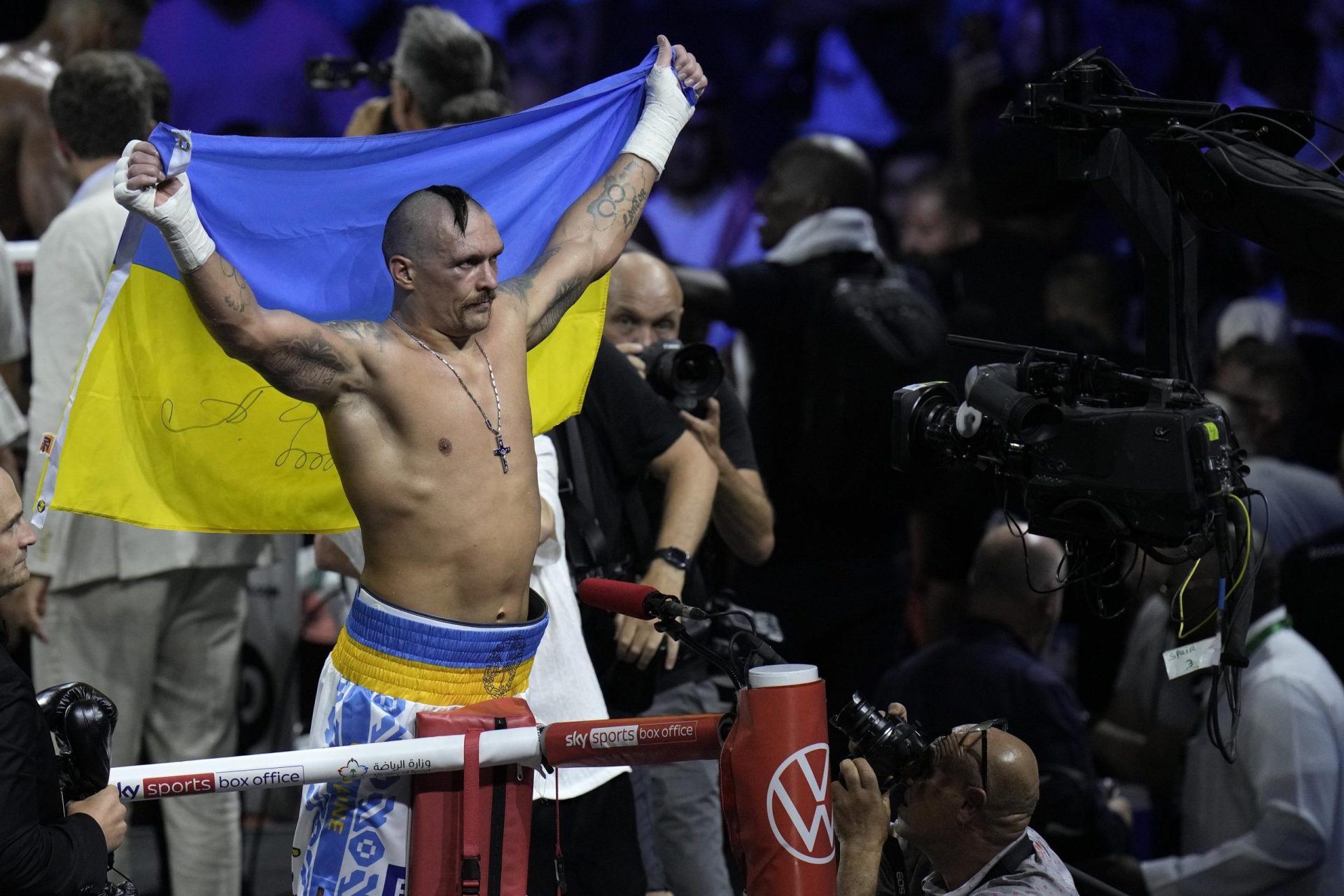 El orgullo de Ucrania: Usyk vence a Joshua y mantiene el cinturón de los pesos pesados