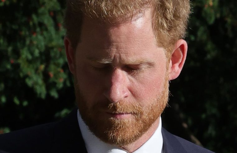 El príncipe Harry deja de lado la disputa real para rendir homenaje a la ‘abuela’ y a su padre, el Rey