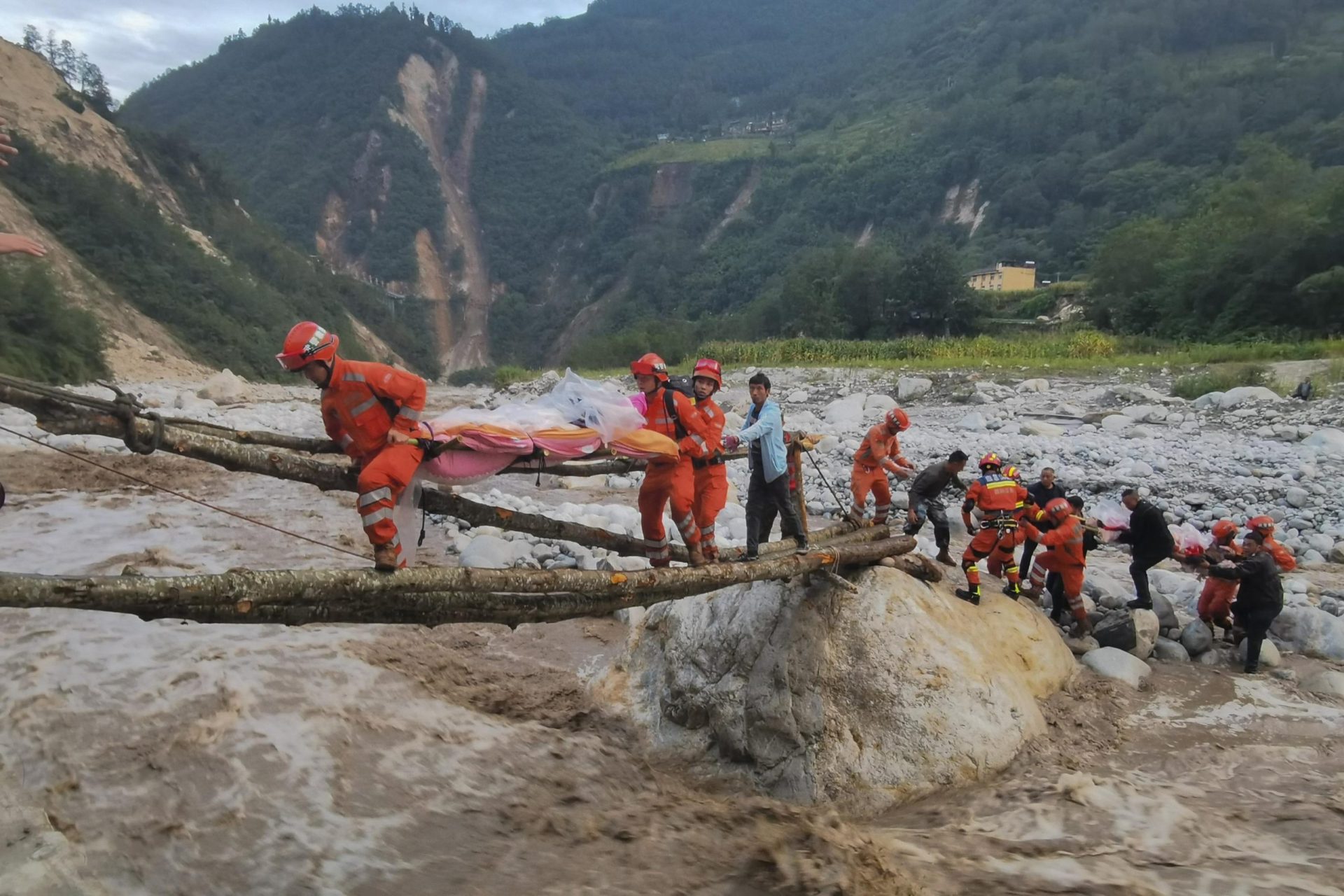 El terremoto del suroeste de China deja 46 muertos y provoca corrimientos de tierra