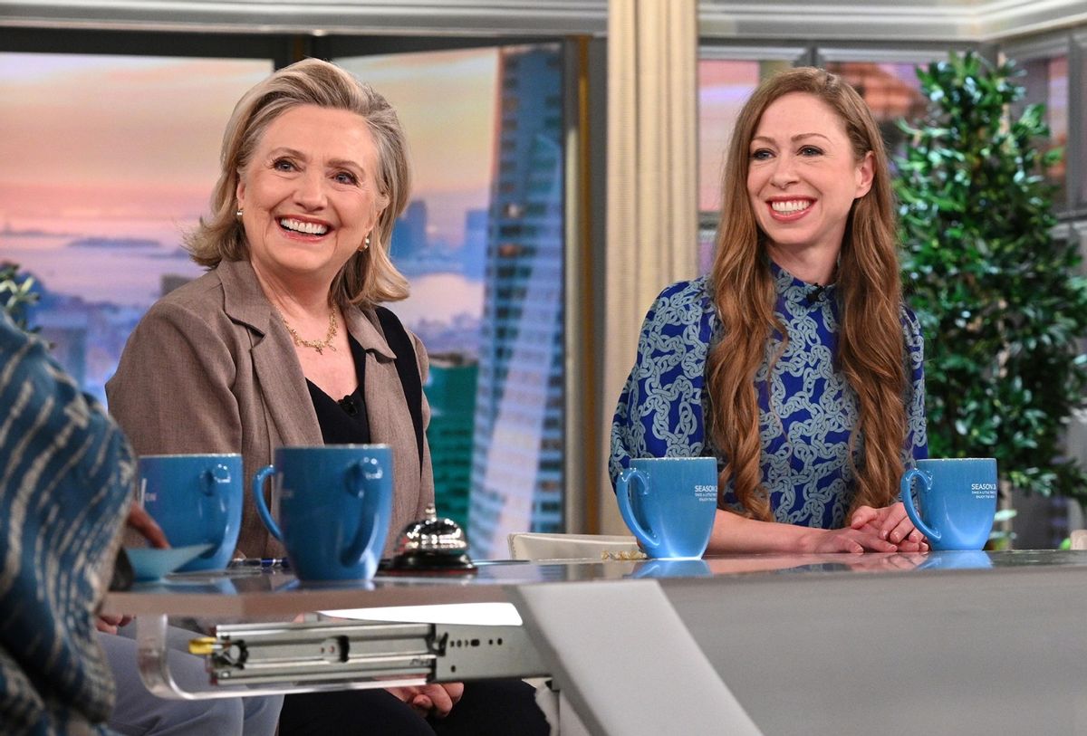 Hillary Clinton dice a los presentadores de “The View” que los documentos de Mar-a-Lago de Trump no son cosa de risa