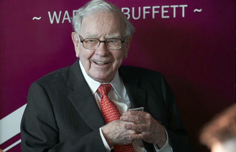 La firma de Buffett compra más acciones de Apple mientras apuesta por el petróleo
