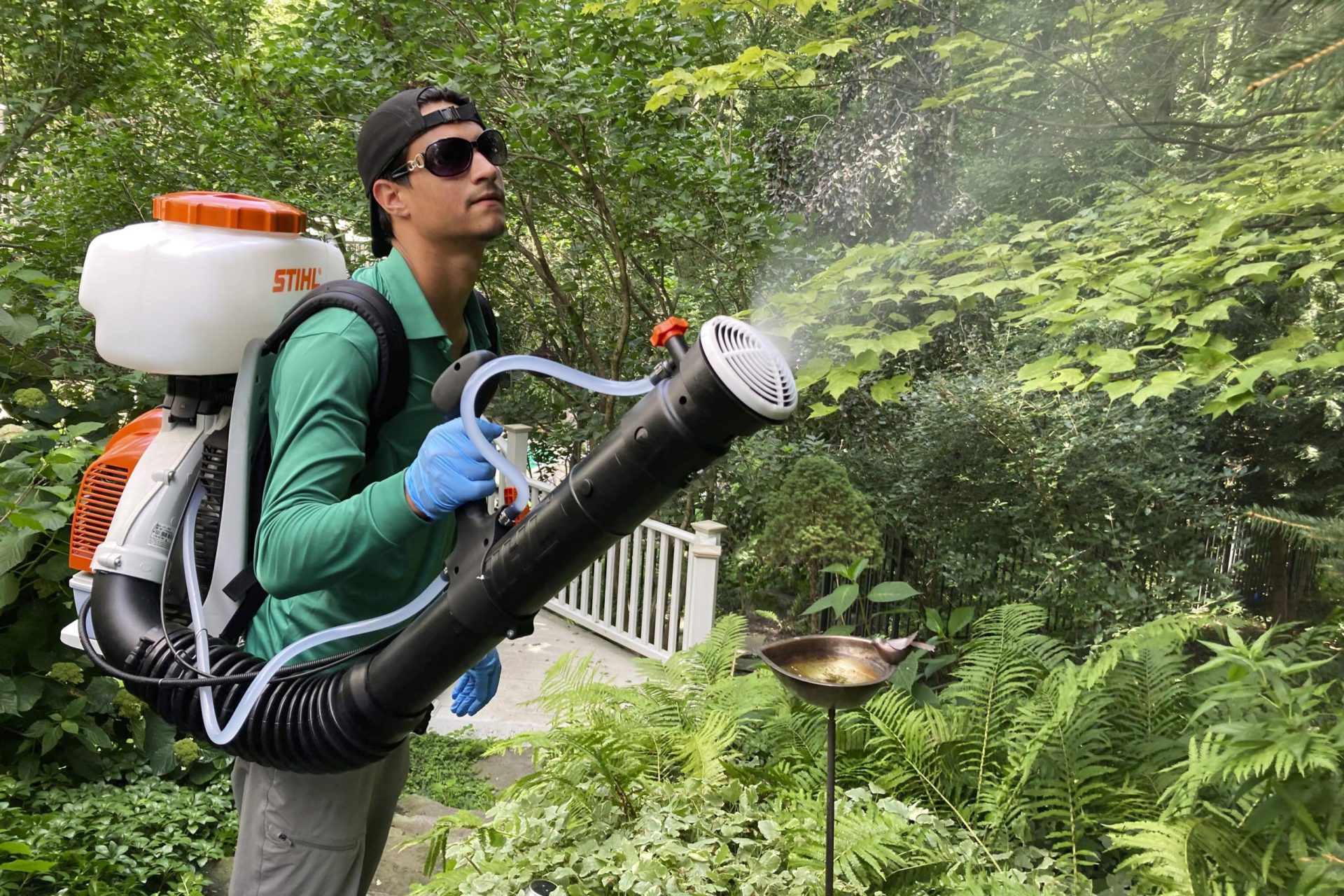 La fumigación de mosquitos en el patio trasero aumenta, pero puede ser demasiado mortal