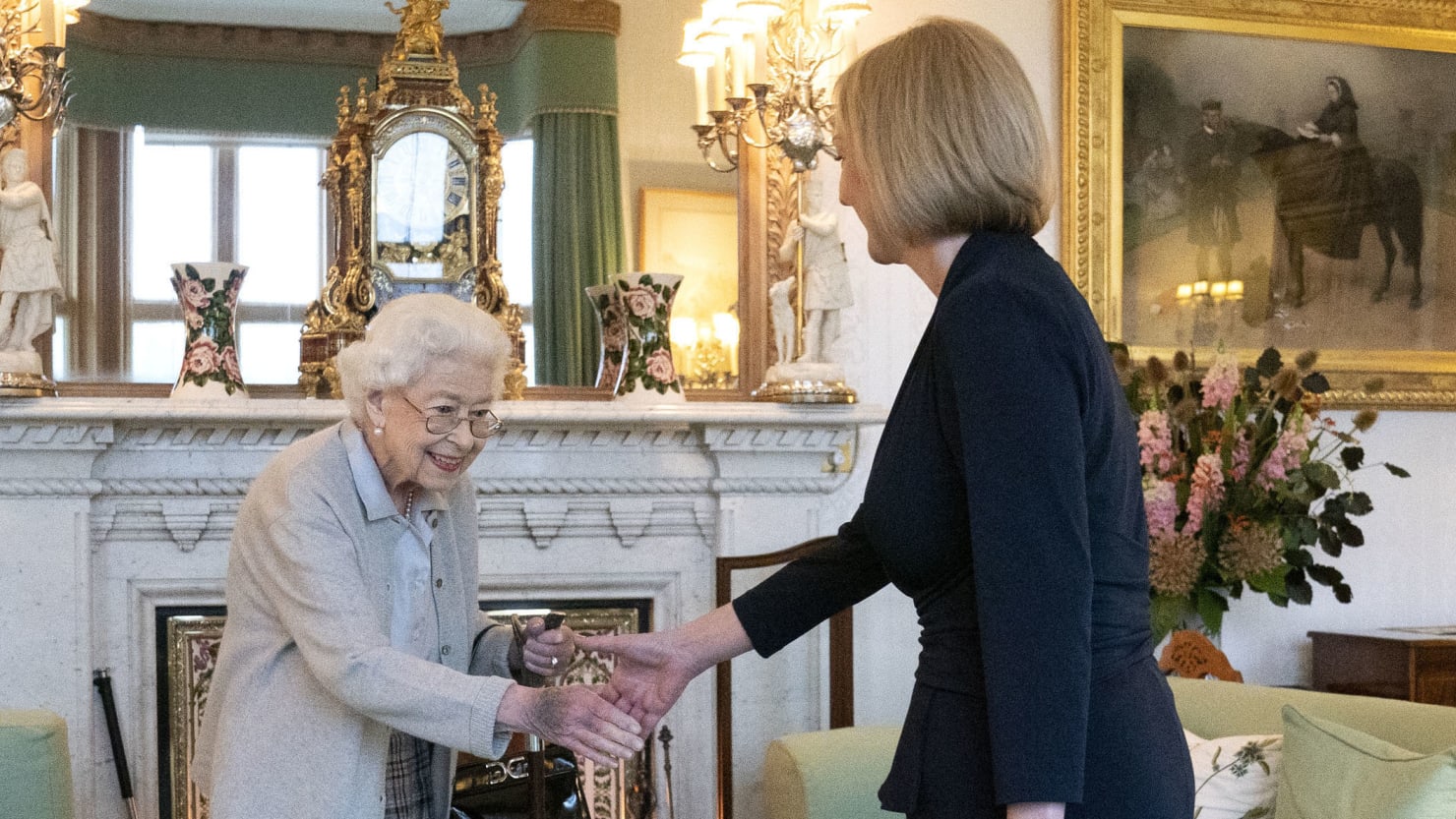 La reina Isabel, de 96 años, utiliza un bastón para nombrar a Liz Truss nueva primera ministra del Reino Unido